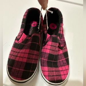 Black and pink slip on tennis
